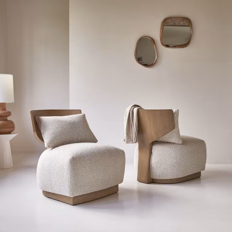 Tikamoon Lounge Fauteuil van Massief Mindi hout met Beige Bouclé Stof