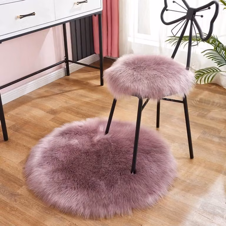 Rond schapenvacht tapijt in paars met een diameter van 110 cm
