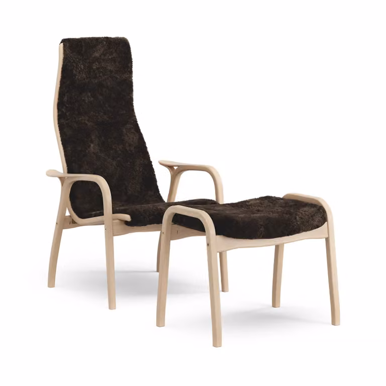 Swedese Lamino fauteuil met hocker, gelakt beuken met schapenvacht, Espresso (bruin)