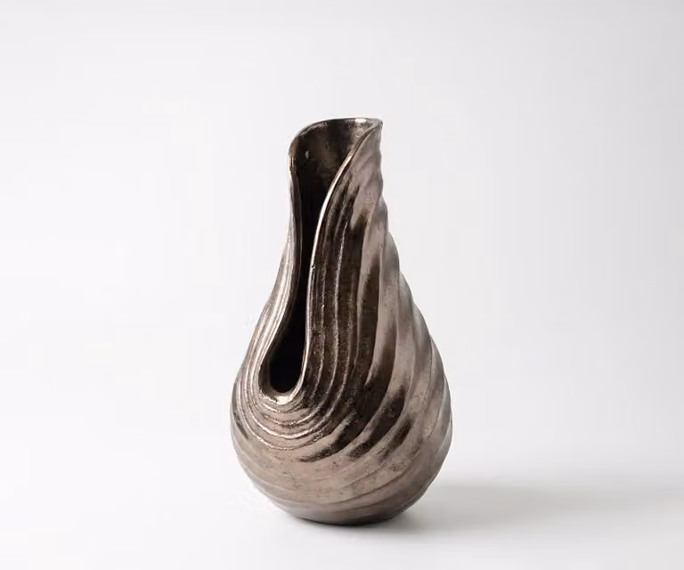 Delife Vaas Helixa Gegoten Aluminium in Mokka Bronze, B: 17 cm, D: 18 cm, H: 31 cm