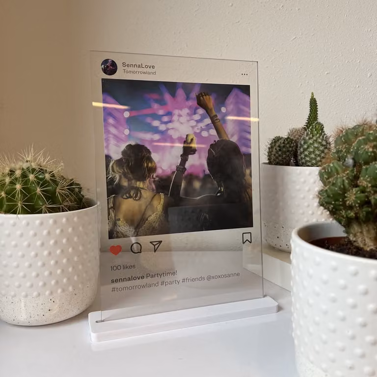 InstaFrame Instagram Plexiglas plaat inclusief standaard - Gepersonaliseerd met foto en tekst - 30 x 20 cm