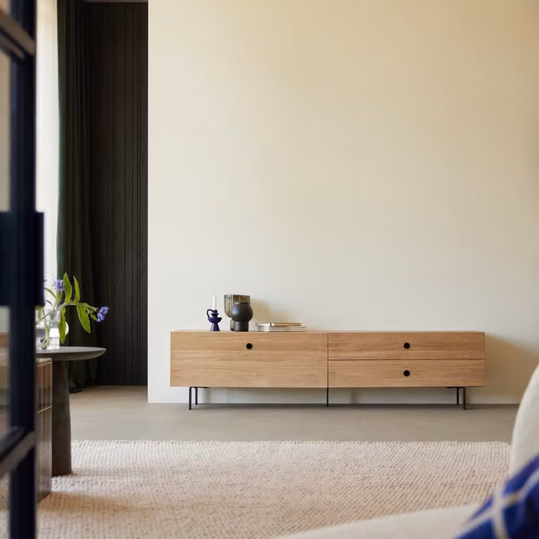 Tikamoon Jeanne tv-meubel van massief eikenhout in beige en bruin - B: 200 cm, D: 40 cm, H: 50 cm