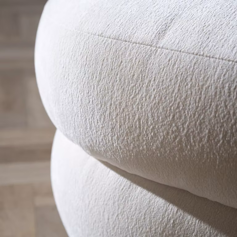 Hocker Mia ovaal chenille off white van Bronx71