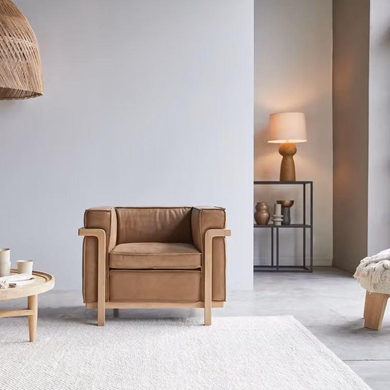 Moderne lounge fauteuil met massief eikenhouten frame en bruin leer - Bleu Nature