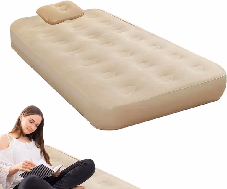 Zelfopblazend luchtmatras met ingebouwde dubbele pomp als comfortabel gastenbed in beige