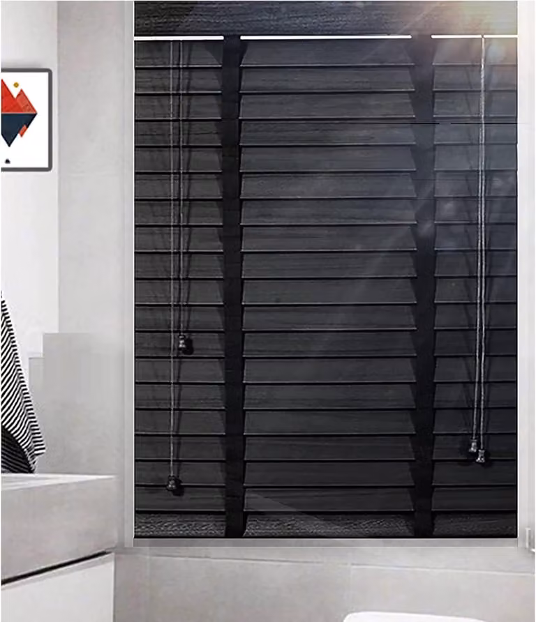 Personaliseerbare houten jaloezie in zwart voor lichtregeling, B: 110 cm, H: 153 cm